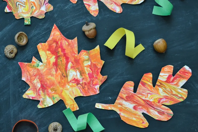 Des feuilles en papier à effet marbré – bricolage automne feuilles