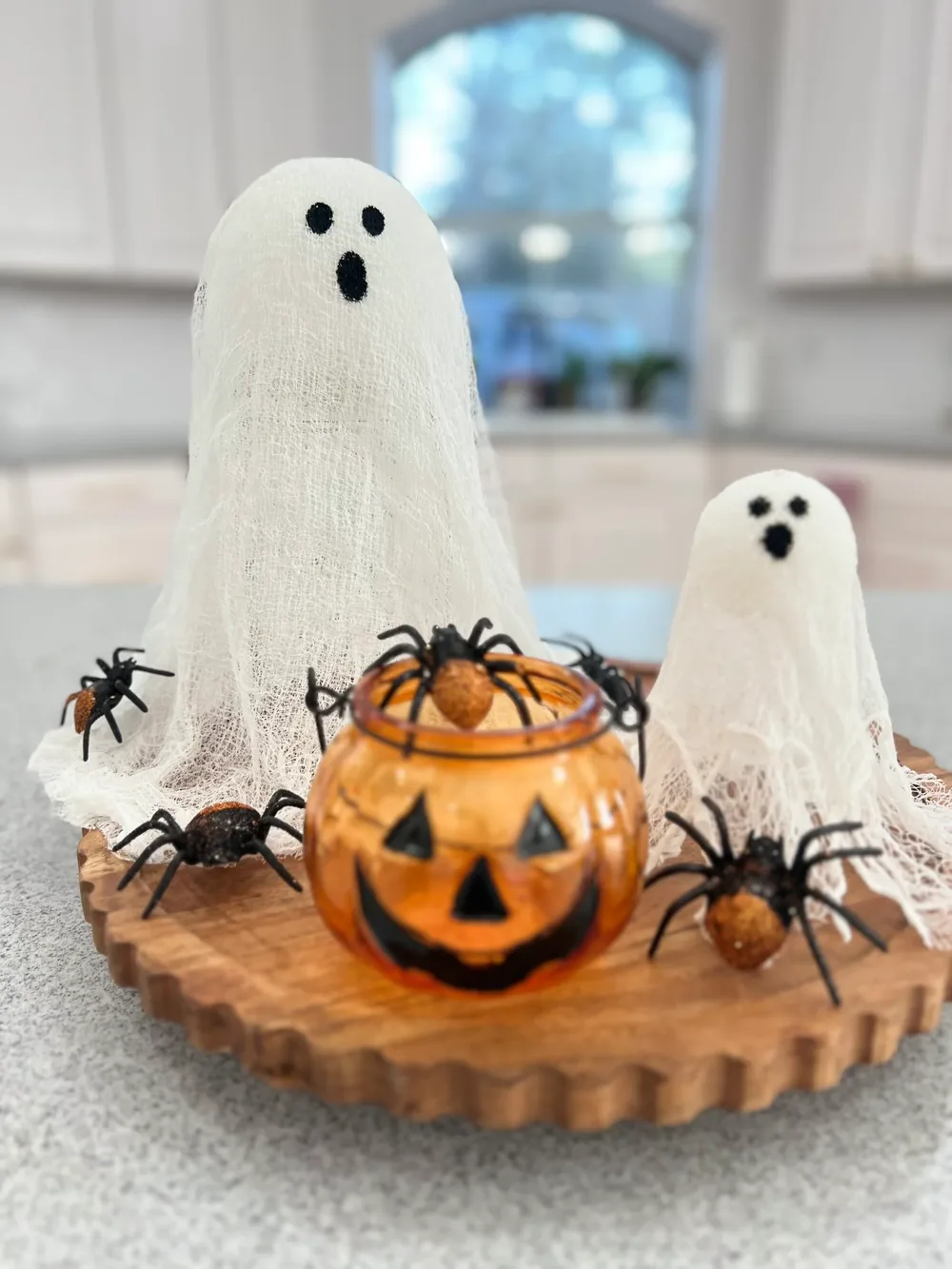 Des lanternes fantômes lumineuses – décoration Halloween DIY