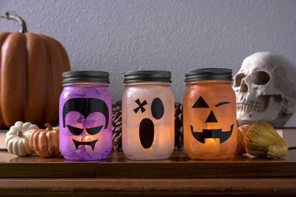 Des lanternes monstres en bocaux – décoration Halloween DIY