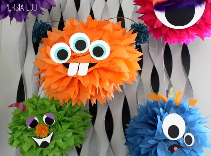 Des monstres en pompons de papier – décoration Halloween DIY