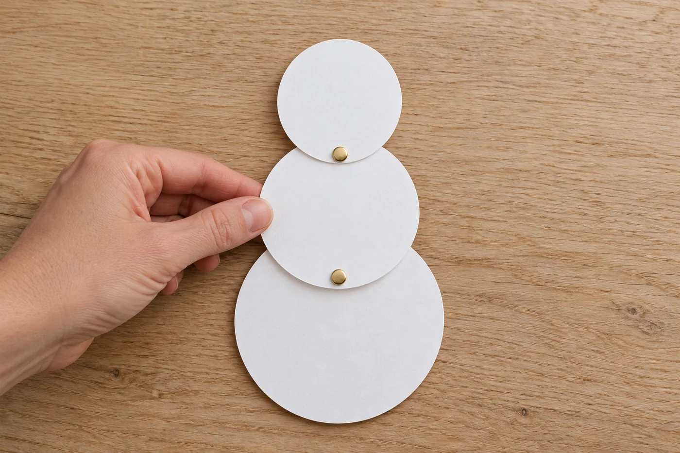 Trois disques assemblés par deux attaches avant décoration