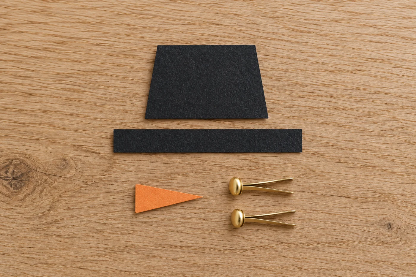Pièces du chapeau noir, nez orange et deux attaches parisiennes