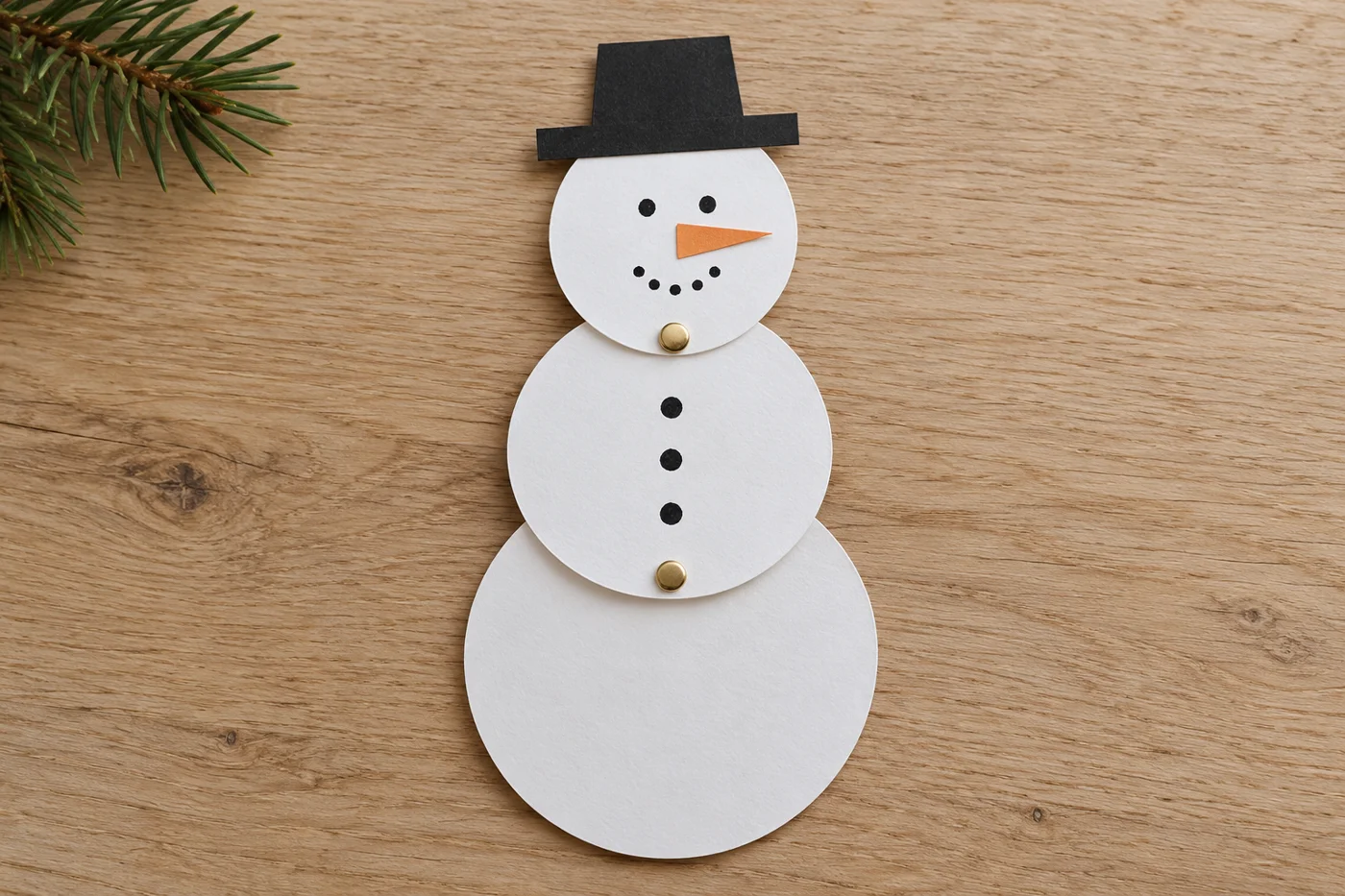 Bonhomme de neige articulé en papier avec trois disques et deux attaches dorées