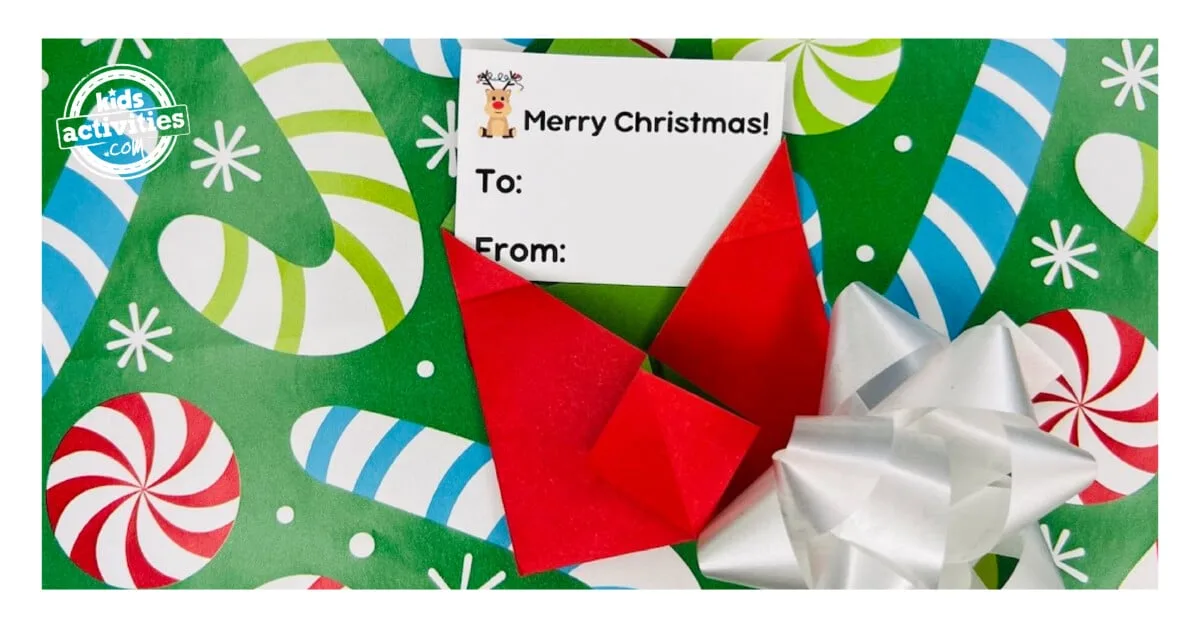 Enveloppe origami rouge et verte conçue pour glisser une carte ou un message