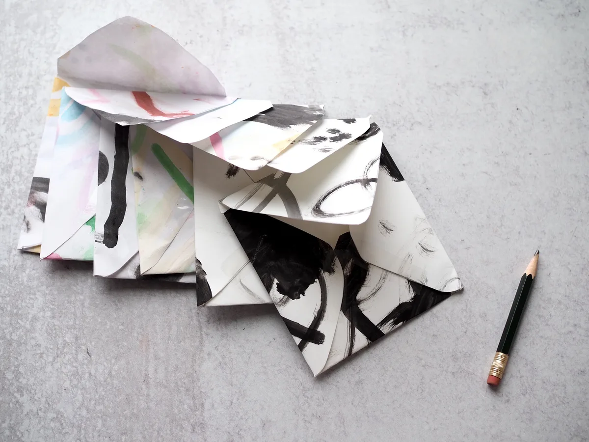 Enveloppes postales faites à partir de dessins d’enfants en noir et blanc