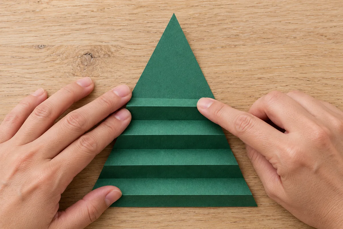 Illustration du pliage horizontal en accordéon du triangle vert