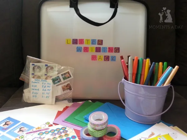 Kit d’écriture rangé dans une boîte avec papier, enveloppes, autocollants et stylos