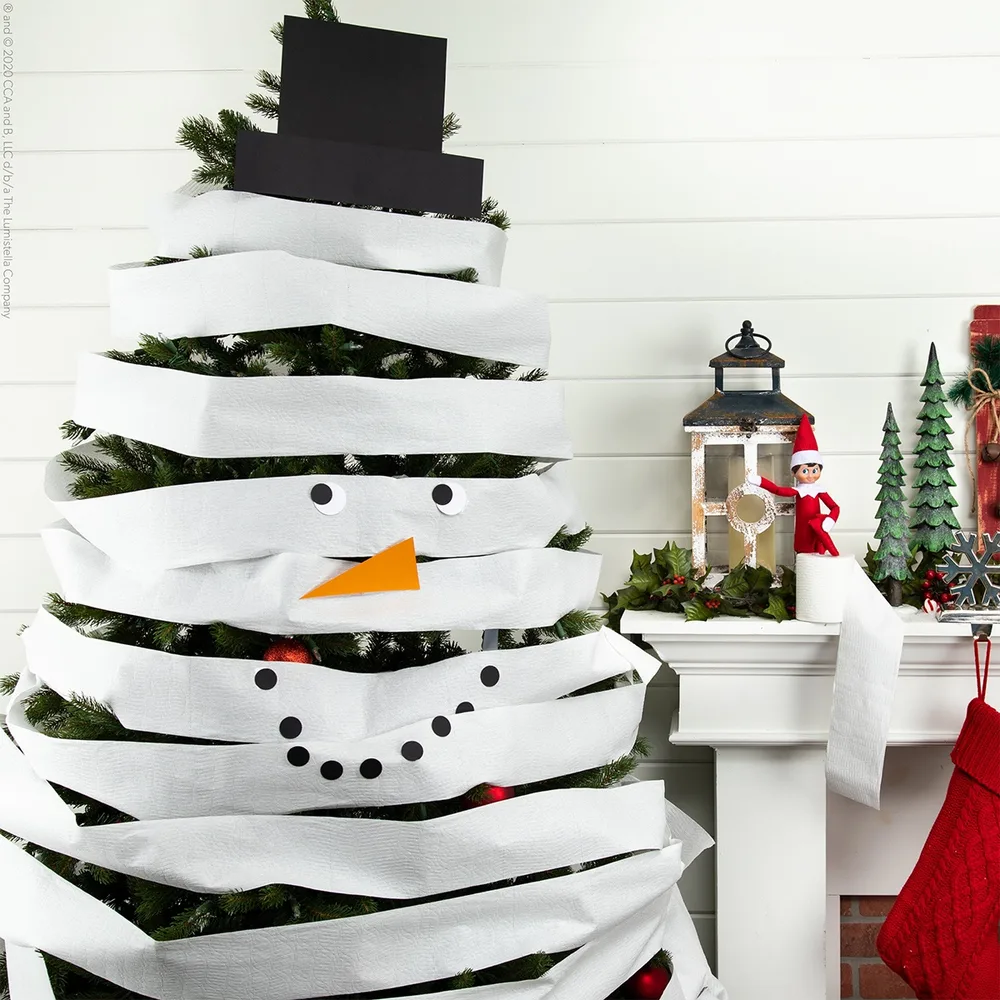 Le lutin décore le sapin avec du papier toilette – idée de lutin farceur
