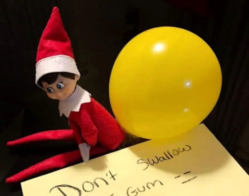 Le lutin fait couler un robinet de bonbons – idée de lutin farceur
