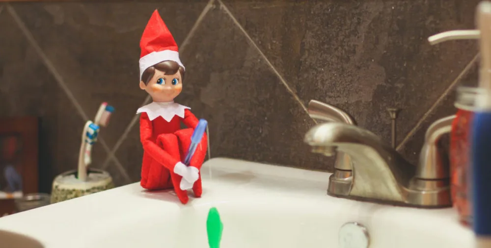 Le lutin part à la pêche dans le lavabo – idée de lutin farceur