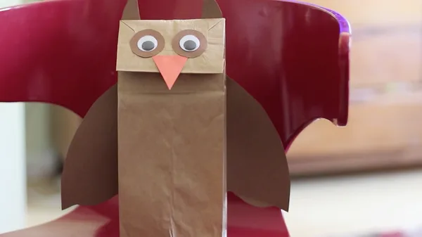 Marionnette hibou fabriquée avec un sac en papier brun