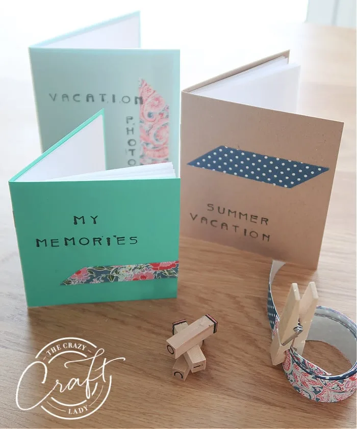 Mini album souvenir fait main avec des pages pliées et décorées