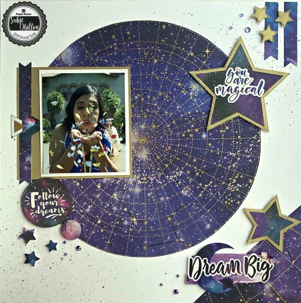 Page de scrapbooking céleste avec étoiles et photo de remise de diplôme