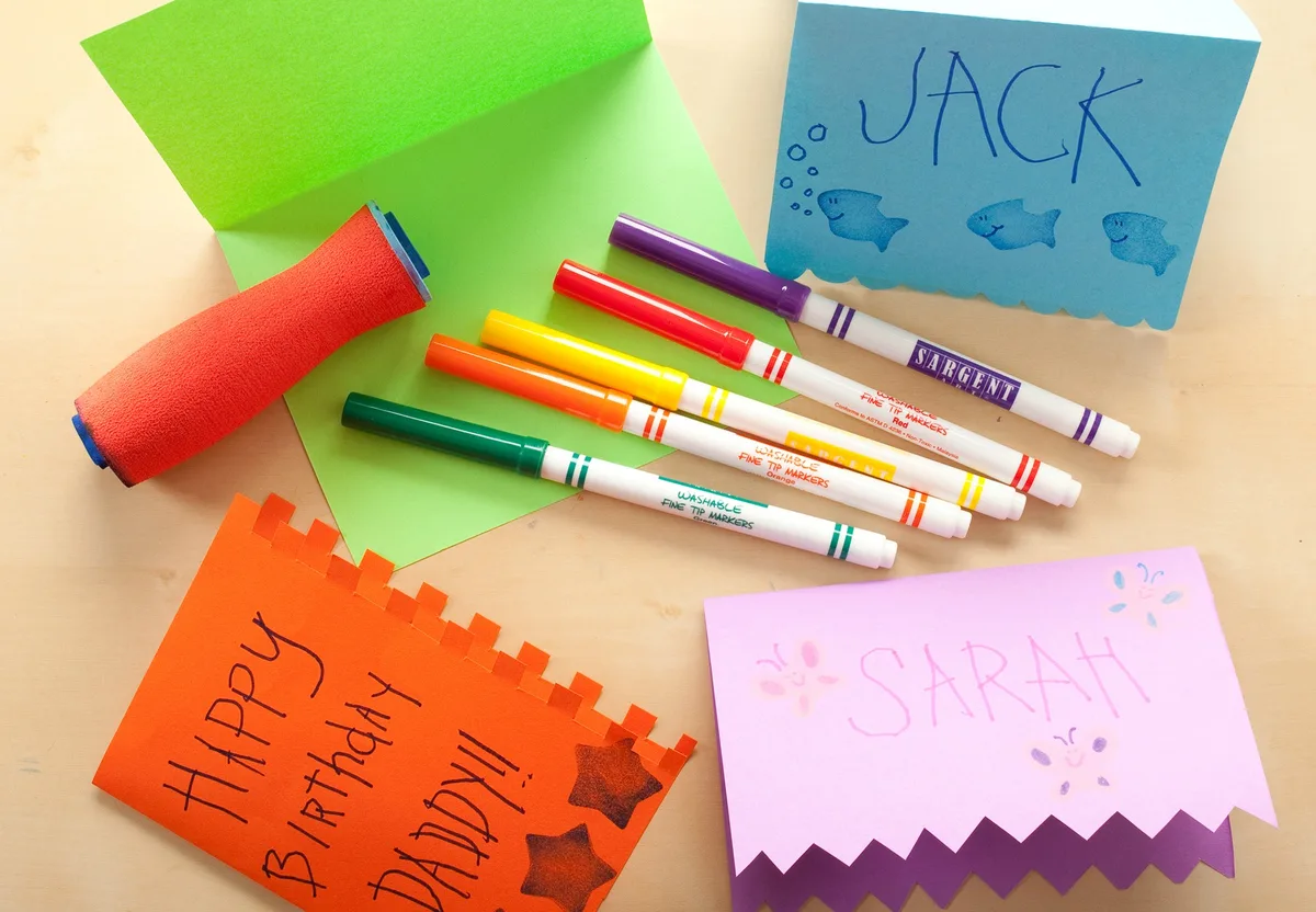 Petites cartes colorées personnalisées avec motifs tamponnés et messages manuscrits
