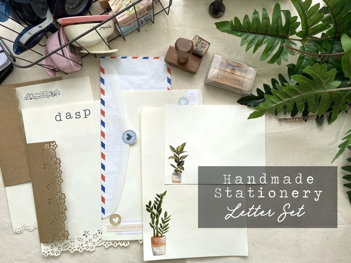 Set de papeterie faite main avec feuilles, enveloppes et accessoires d’écriture