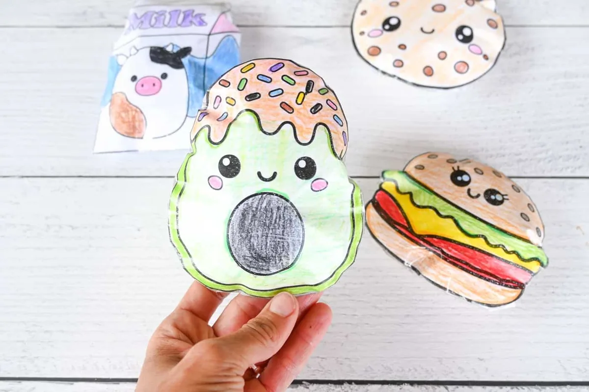 Squishy en papier avocat accompagné d’autres modèles alimentaires