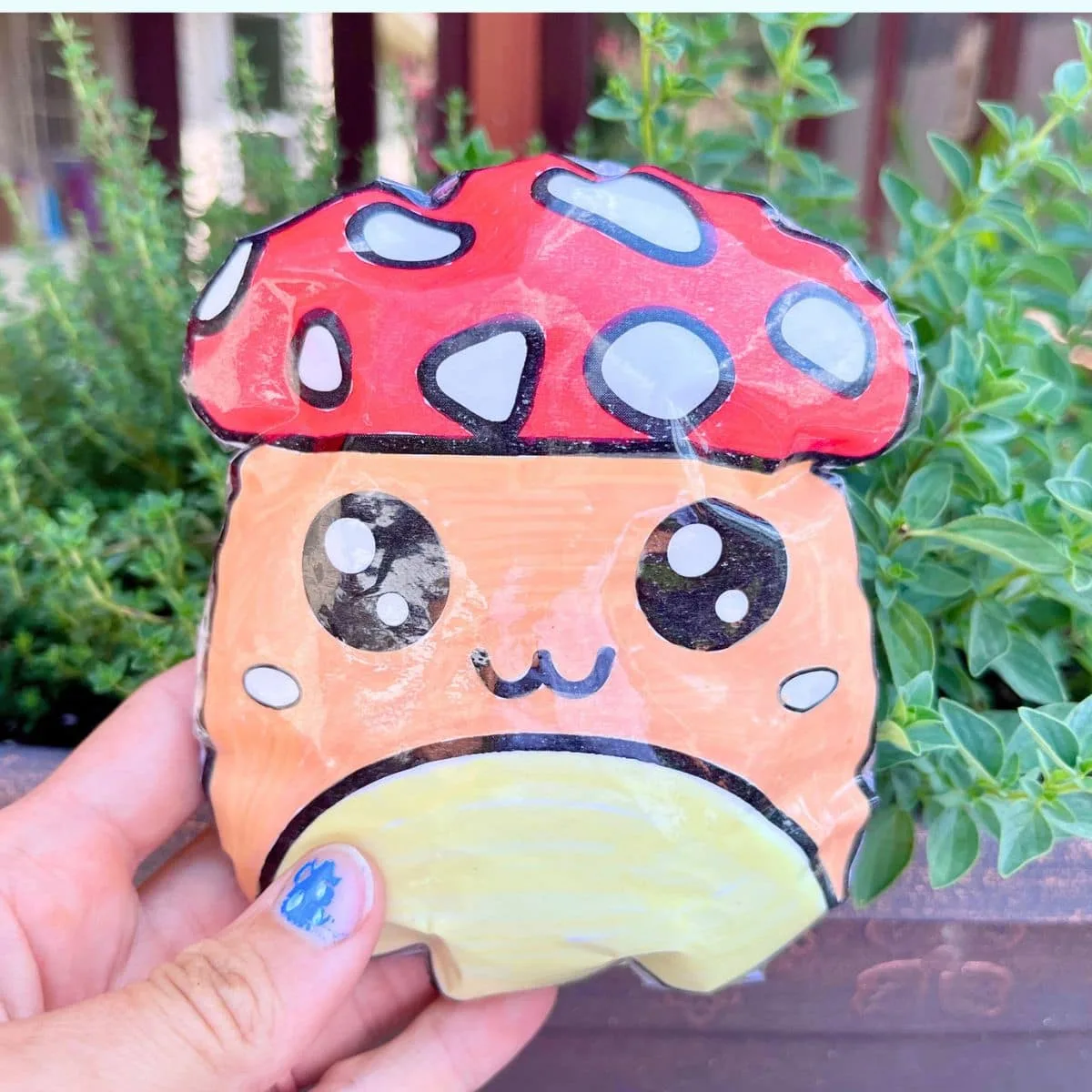 Squishy en papier champignon avec chapeau rouge à pois et petit visage