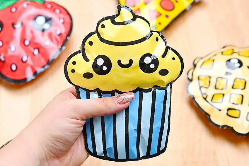 Squishy en papier cupcake avec un glaçage jaune et des yeux kawaii