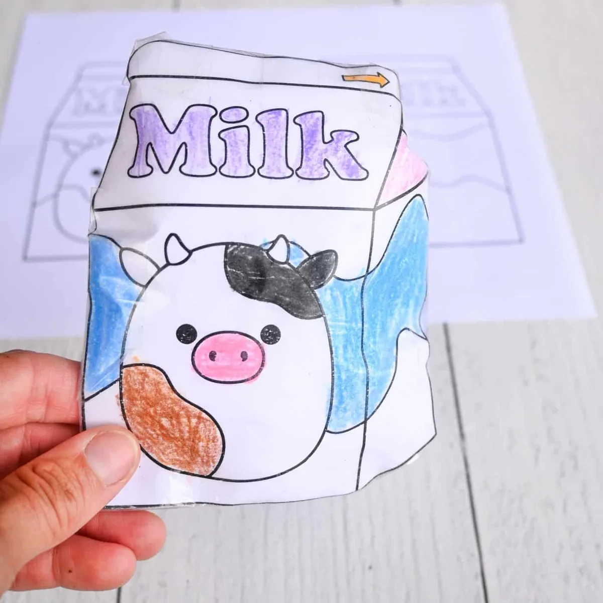 Squishy en papier décoré comme un carton de lait avec une vache
