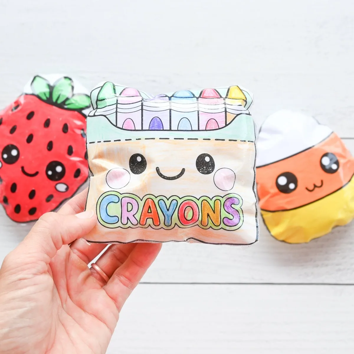 Squishy en papier en forme de boîte de crayons de couleur