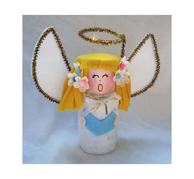 Un ange aux ailes dorées – bricolage de Noël avec un rouleau de papier toilette