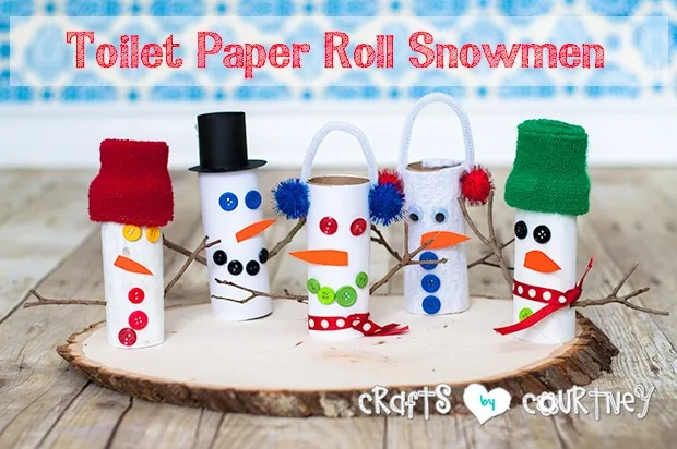 Un bonhomme de neige avec des cache-oreilles – bricolage de Noël avec un rouleau de papier toilette