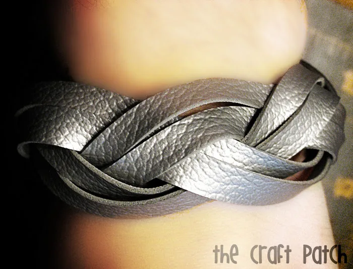 Un bracelet manchette en cuir tressé – cadeau de Noël fait main