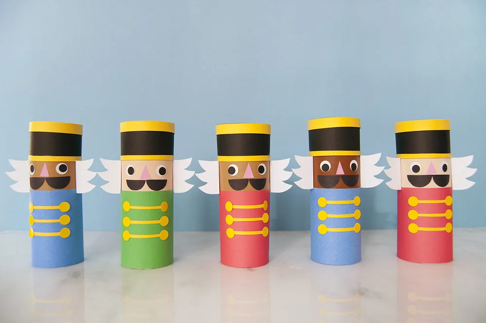 Un casse-noisette coloré – bricolage de Noël avec un rouleau de papier toilette