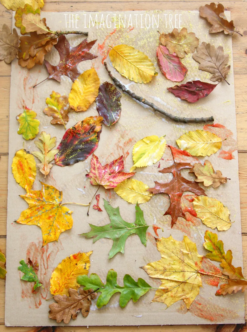 Un collage libre avec des feuilles et matériaux naturels – bricolage automne feuilles