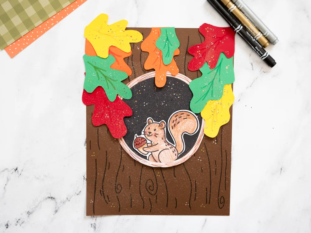 Un écureuil caché dans son arbre d’automne – bricolage automne feuilles