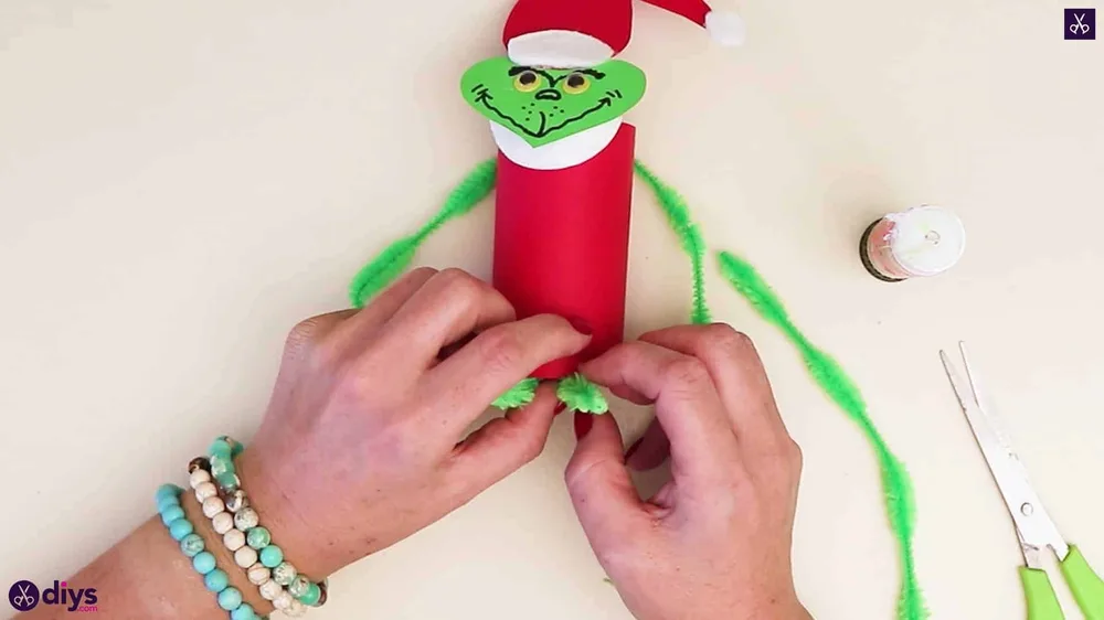 Un Grinch en rouleau de carton – bricolage de Noël avec un rouleau de papier toilette