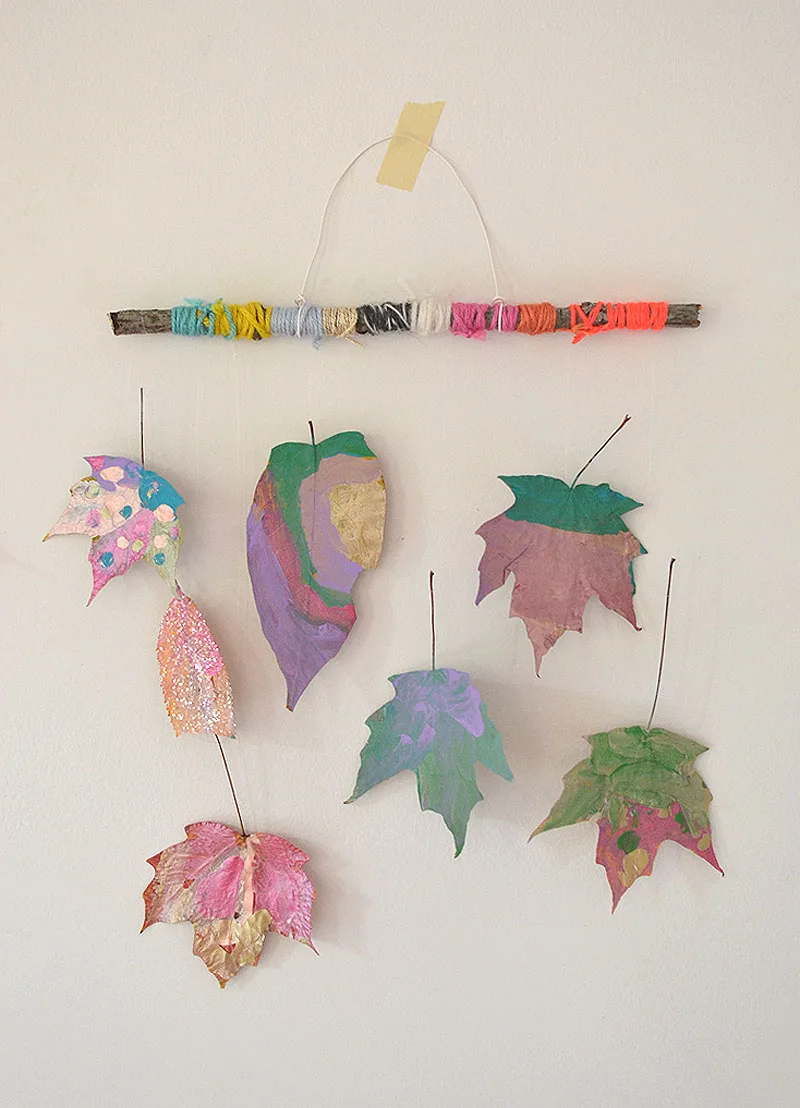 Un mobile décoré avec des feuilles peintes – bricolage automne feuilles