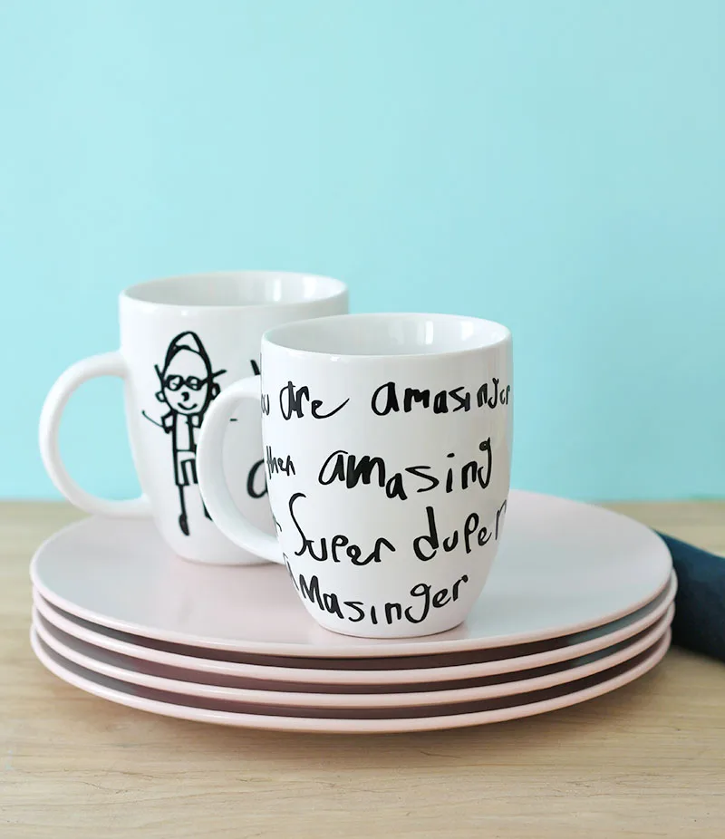Un mug décoré avec le dessin d’un enfant – cadeau de Noël fait main
