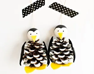 Un petit pingouin fabriqué avec une pomme de pin – bricolage de Noël maternelle