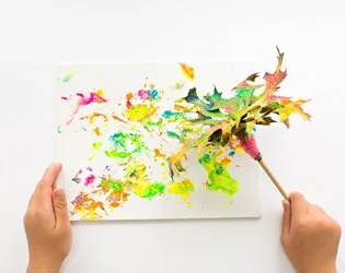Un pinceau naturel fabriqué avec des feuilles – bricolage automne feuilles