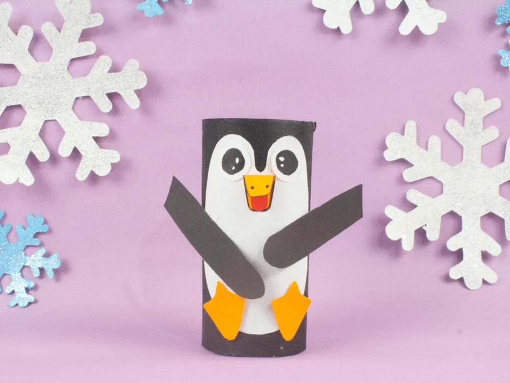 Un pingouin avec une écharpe – bricolage de Noël avec un rouleau de papier toilette
