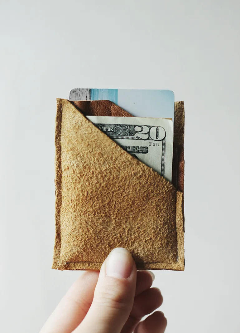 Un portefeuille minimaliste en cuir – cadeau de Noël fait main