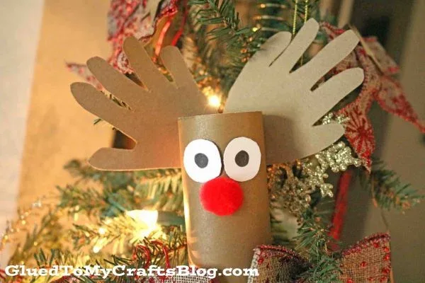 Un renne avec des bois en empreintes de mains – bricolage de Noël avec un rouleau de papier toilette