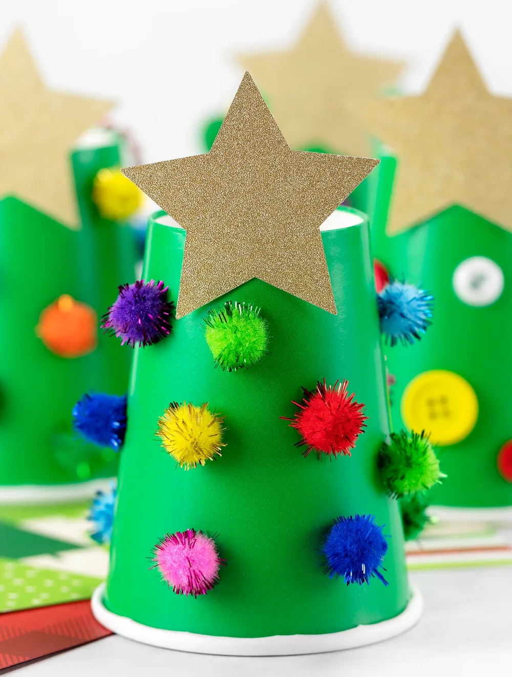 Un sapin de Noël fabriqué avec un gobelet – bricolage de Noël maternelle