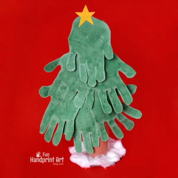 Un sapin décoré avec des empreintes de mains – bricolage de Noël avec un rouleau de papier toilette