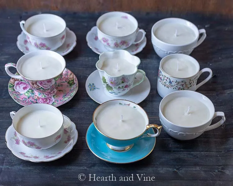Une bougie parfumée dans une tasse vintage – cadeau de Noël fait main