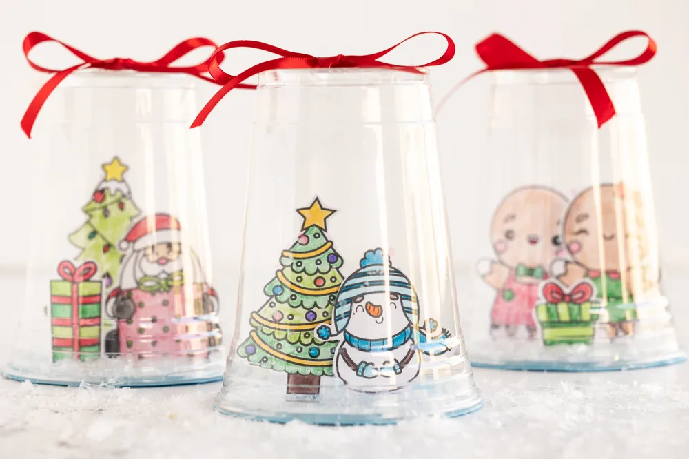 Une boule à neige miniature dans un gobelet – bricolage de Noël maternelle