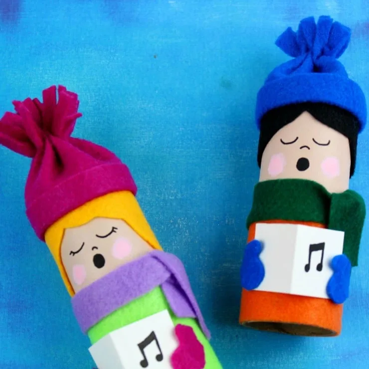 Une chorale de Noël miniature – bricolage de Noël avec un rouleau de papier toilette
