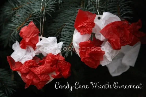 Une couronne en papier de soie rouge et blanc – bricolage de Noël maternelle