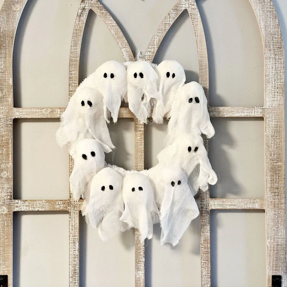 Une couronne lumineuse peuplée de fantômes – décoration Halloween DIY