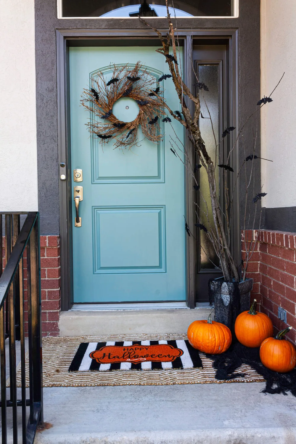 Une couronne noire couverte de chauves-souris – décoration Halloween DIY