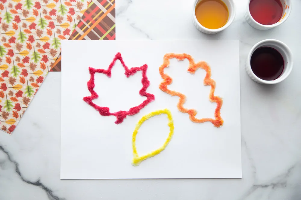 Une feuille peinte avec du sel en relief – bricolage automne feuilles