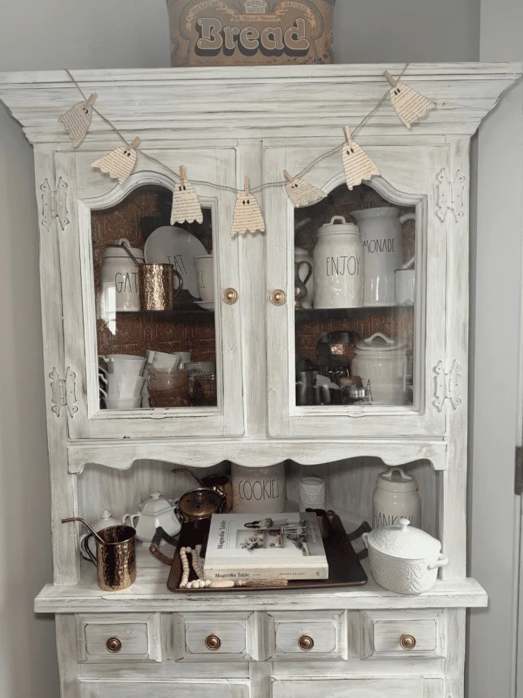 Une guirlande de fantômes en pages de livre – décoration Halloween DIY