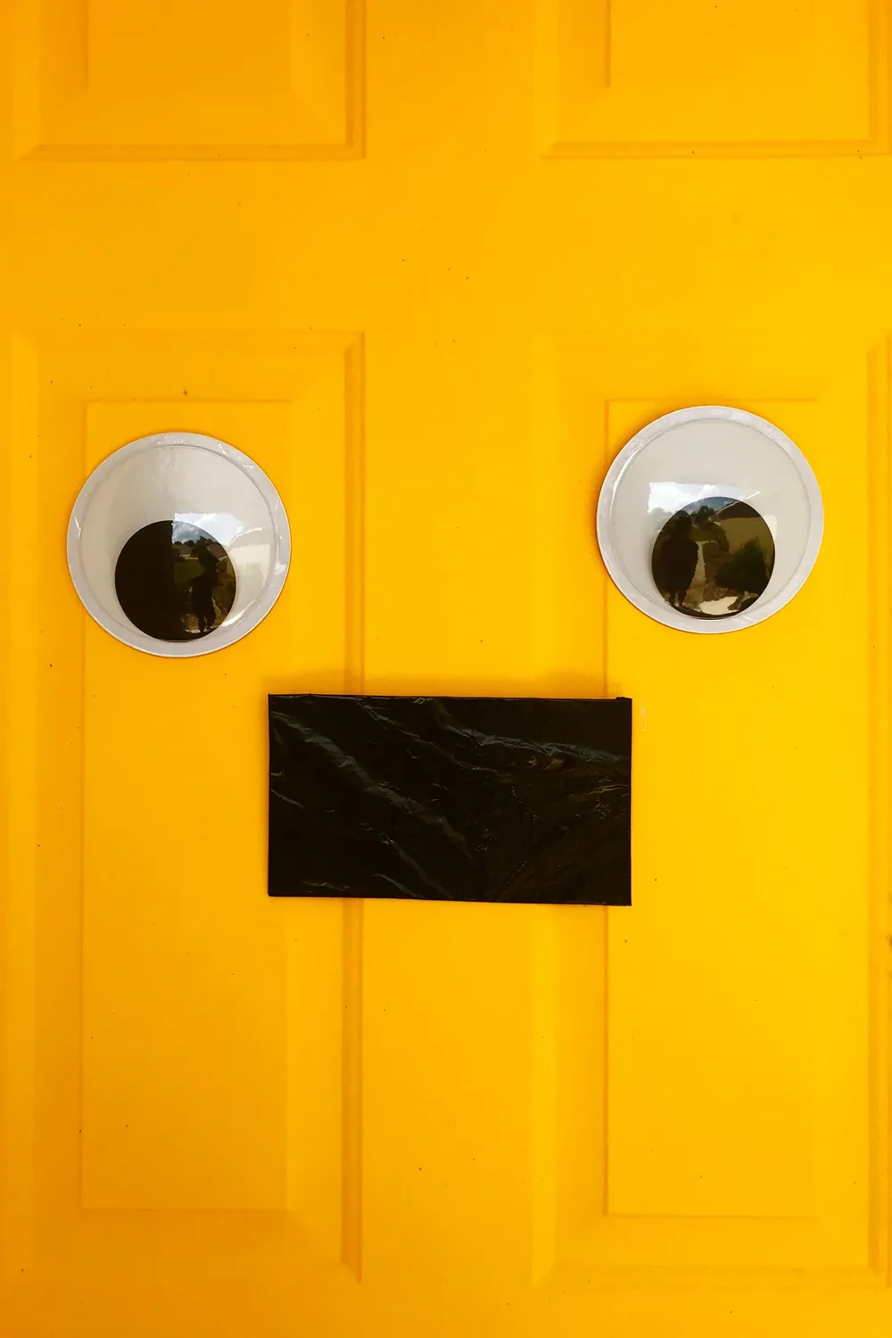 Une porte d’entrée transformée en monstre – décoration Halloween DIY
